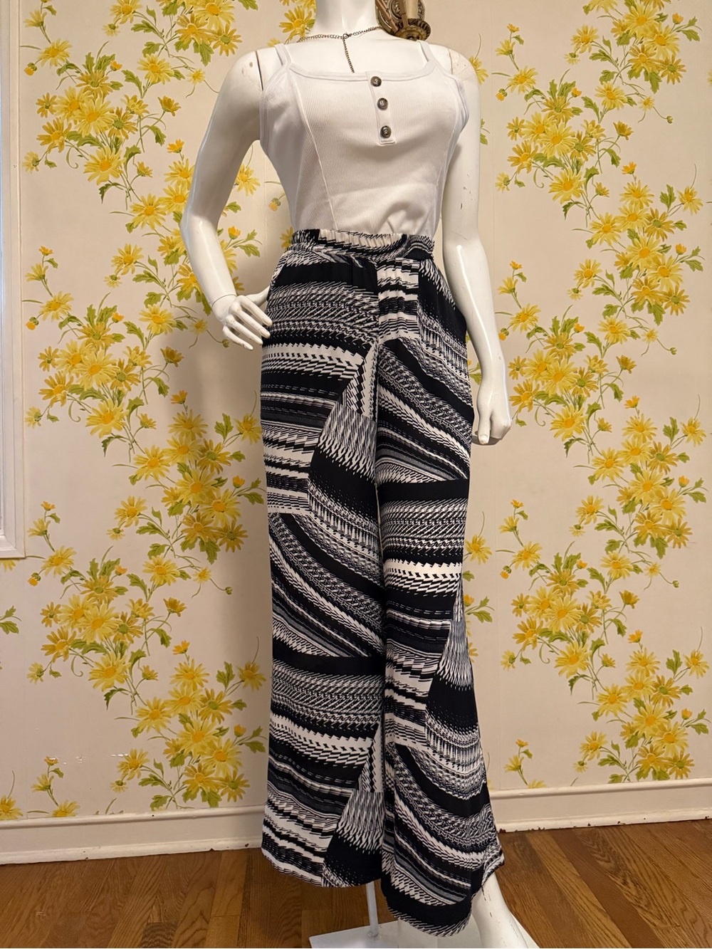 Wide-Leg elastic-Waist Pants in Black & White size S
